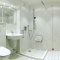 Die Badezimmer sind modern und seniorengerecht gestaltet und bieten mit dem integrierten Notrufsystem die notwendige Sicherheit